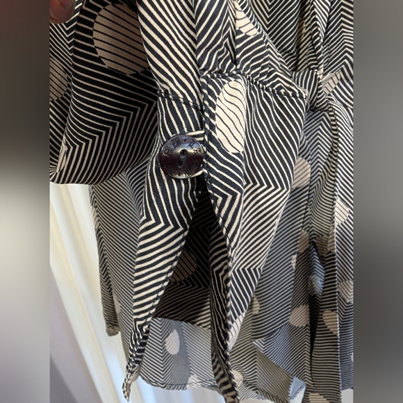 L.A.M.B By Gwen Stefani Silk Blouse Size 8 - Picture 4 of 9